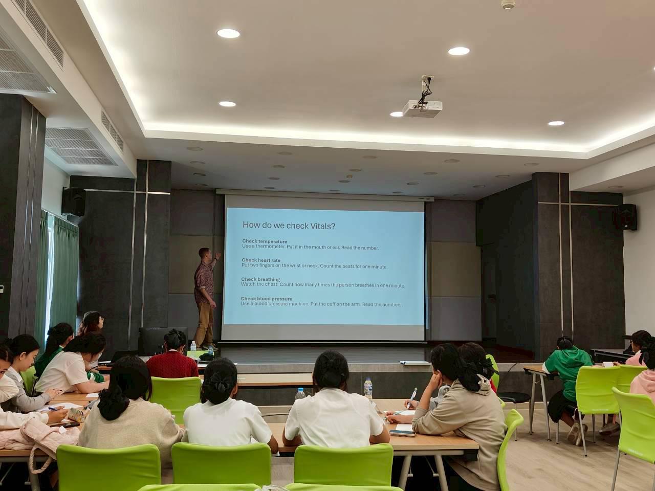 12. English for Nurses: พัฒนาทักษะภาษาอังกฤษเพื่อการสื่อสารทางการพยาบาลอย่างมืออาชีพ